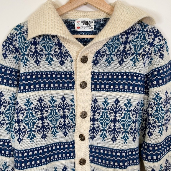 WHITE RAM | VINTAGE KNITTED VIRGIN  WOOL SNOWFLAKES SWEATER CARDIGAN - Picture 2 of 15